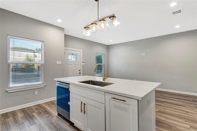 Building Photo - 6824 Dumble St