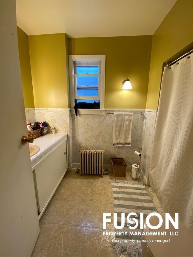 Building Photo - Adorable 2 bedroom home in Winooski with large backyard!