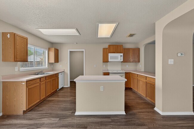 Building Photo - 10526 Bluegrass Pond