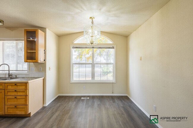 Building Photo - 3 bed 2 bath home