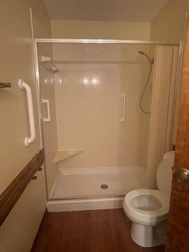 Building Photo - Two Bedroom Townhouse Near the Cajundome!