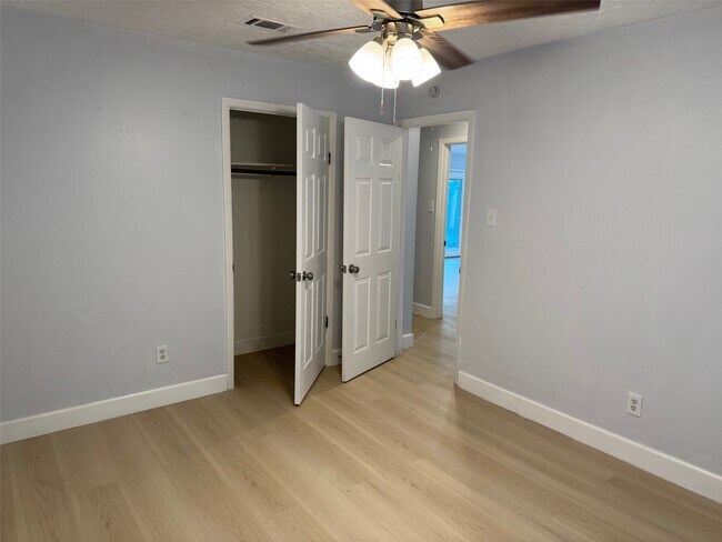 Building Photo - 5222 Moonshadows Dr