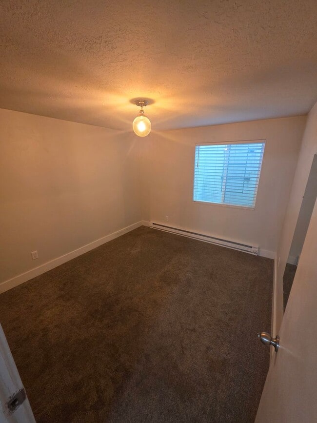 Building Photo - Spacious 4 bedroom 3 bathroom townhouse!