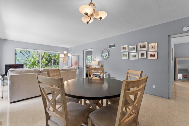 Building Photo - 1203 Hillsboro Mile