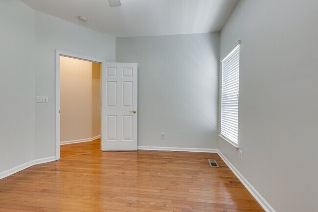 Building Photo - Luxury, Location, and Lifestyle on Rolling...