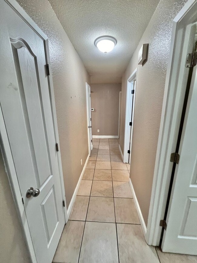 Building Photo - Charming 4 Bedroom, 2 Bath Home in a Quiet Neighborhood