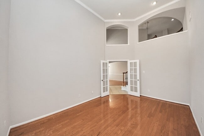 Building Photo - 4422 Roundtree Ln