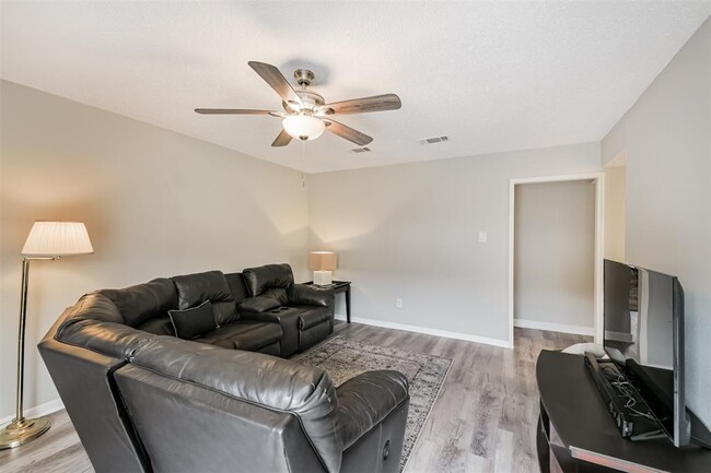 Building Photo - 1352 Country Pl Dr