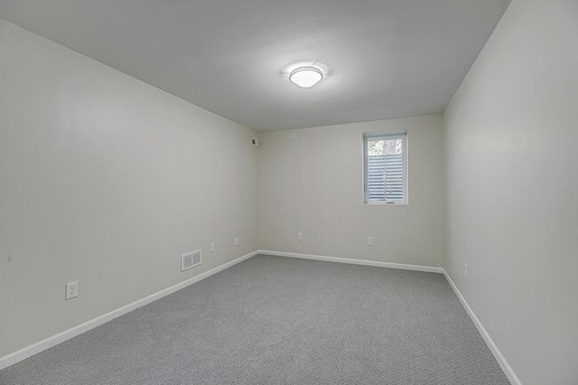 Building Photo - 835 Niagara Ln N