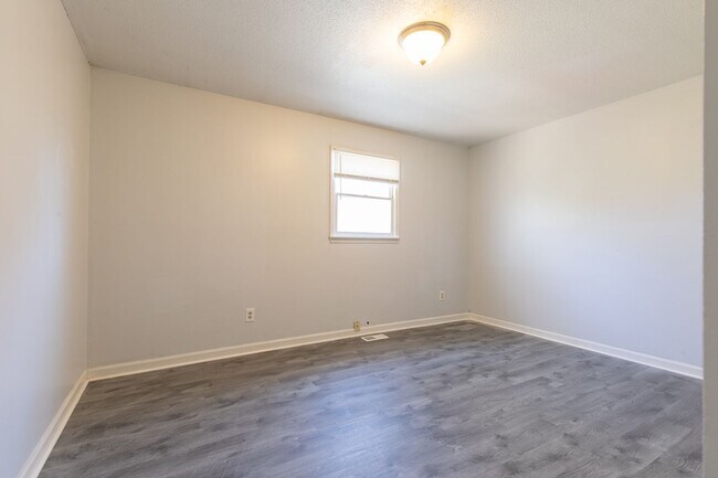 Building Photo - 3 bed 2.5 bsth