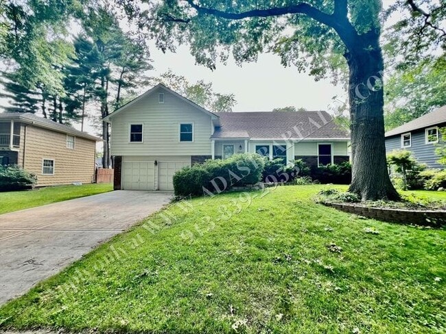 Building Photo - Lovely Home In Nall Hills-Available NOW!