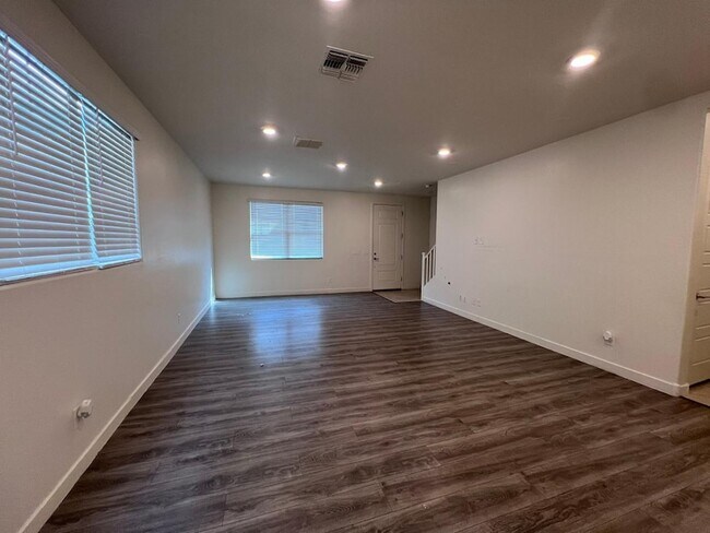 Building Photo - 1152 E Newland Dr