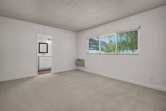 Building Photo - Stunning HUGE Top-floor 2+2 Unit