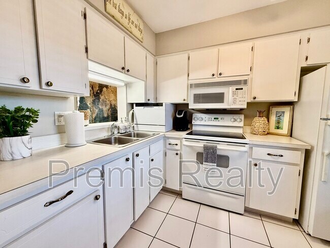 Building Photo - 1701 Pinehurst Rd