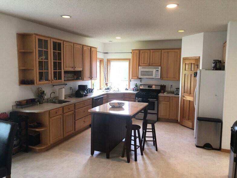 Building Photo - 15014 Valley View Pl