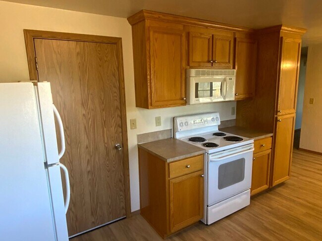 Building Photo - 2 bedroom in River Road Area