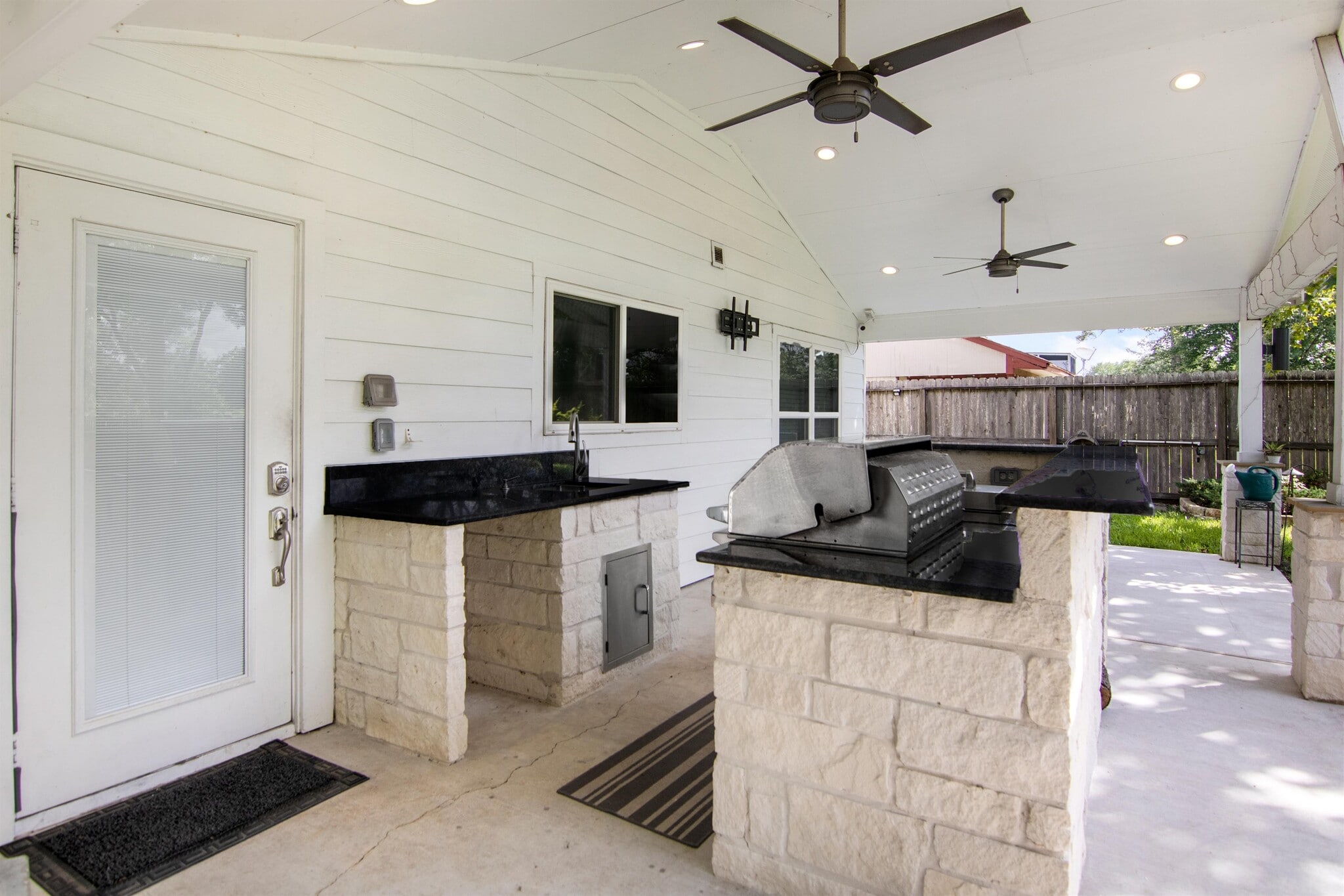 Building Photo - 255 E Castle Harbour Dr