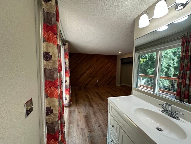 Building Photo - 3 Bed 2 Bath home with 2 Car Garage in Bellingham
