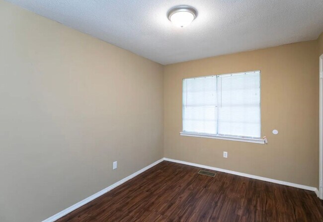 Building Photo - 4/2 Adamsville Home