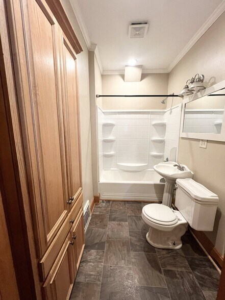 Building Photo - 3336 N Bartlett Ave