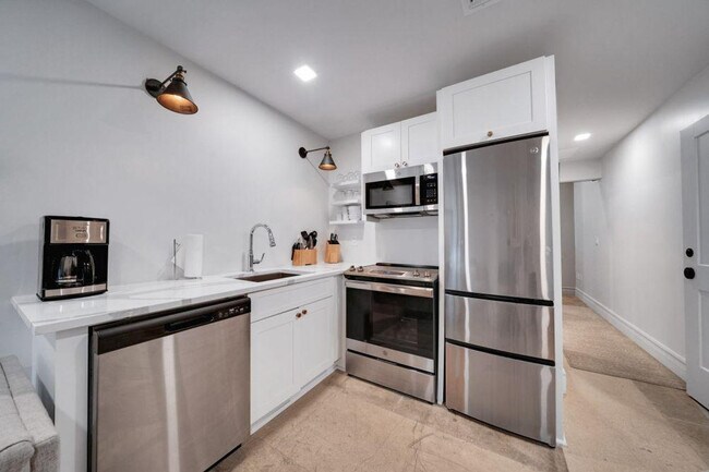 Building Photo - 505 E Travis St