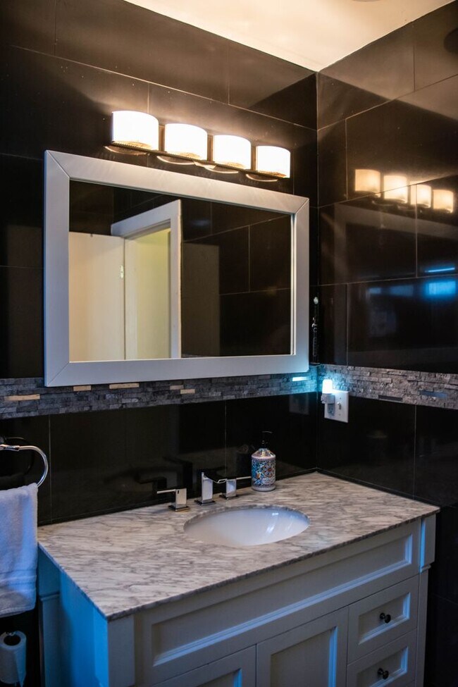 Building Photo - Gorgeous 4-Bed 2-Bath in Beaver Hills