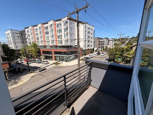 Building Photo - Modern & Spacious 3-Story Home in Seattle
