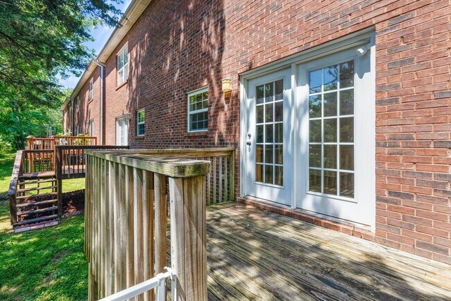 Building Photo - Knoxville 37912 - 3 bedroom, 2.5 bath all ...