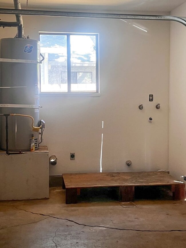 Building Photo - MOVE IN SPECIAL $500 off of first months rent!!