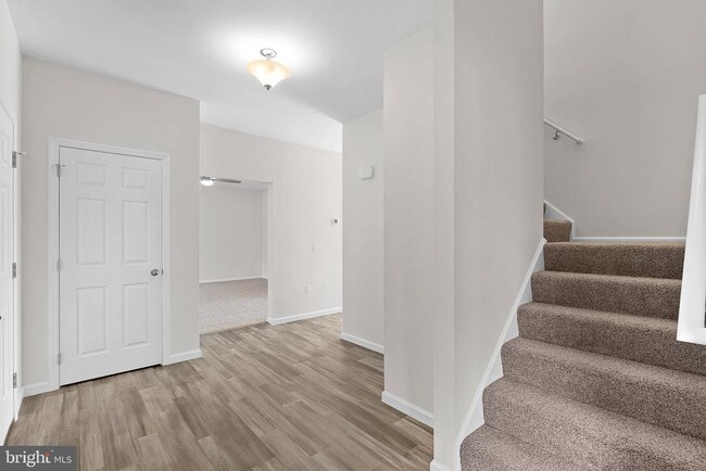 Building Photo - 100 Holiday Ct