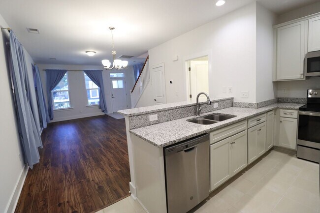 Building Photo - 2 bedroom/2.5 bath home in West Columbia.