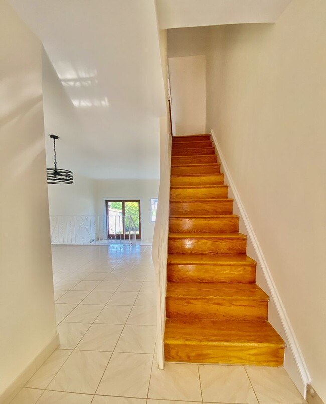 Building Photo - PACKER PARK 3 Bedroom/2 Bath CORNER HOME -...