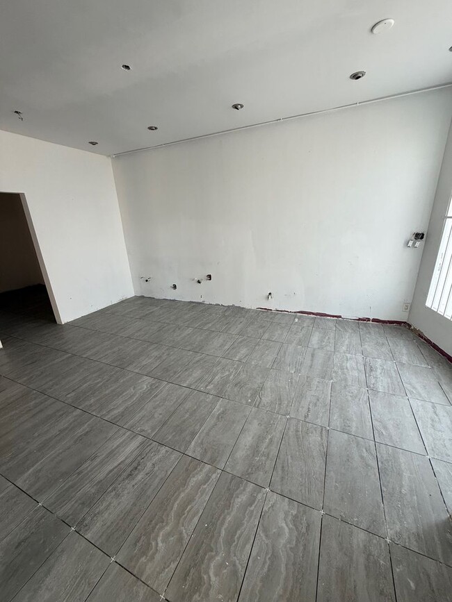 Building Photo - l1551