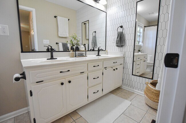 Building Photo - Pet Friendly Three Bedroom with Bonus!