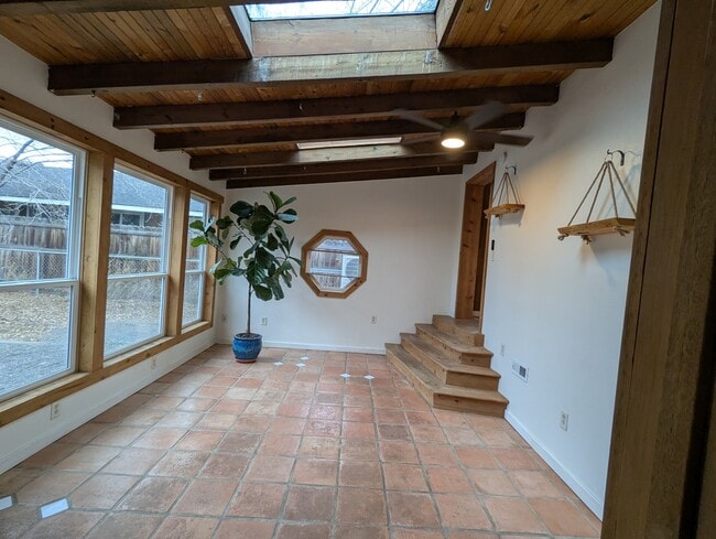 Building Photo - 455 NE Clay Ave