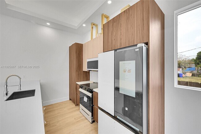 Building Photo - 2931 SW 12th Ave