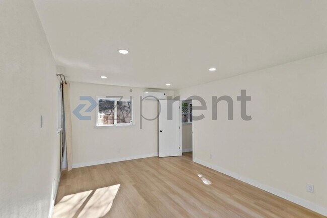 Building Photo - 319 Iris Way