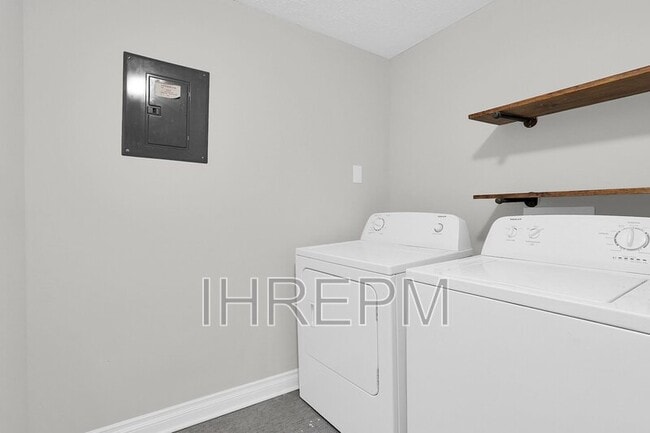 Building Photo - 7085 Muirfield Dr