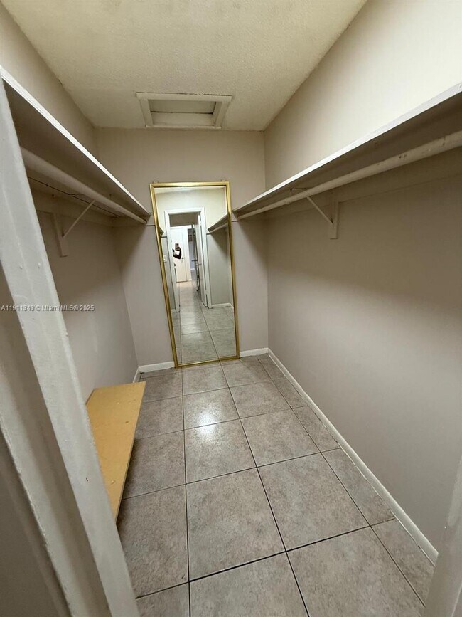 Building Photo - 620 SW 7th Ave