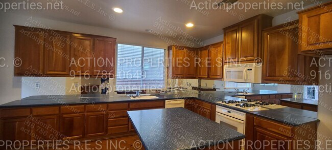 Building Photo - Roseville (Highland Park) 3 Bed Plus Den/O...