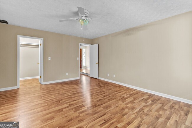 Building Photo - 625 Oxford Hall Dr SW