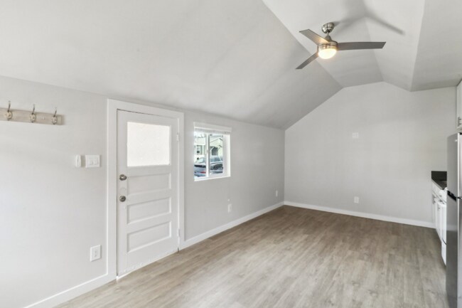 Building Photo - Experience Coastal Living -  Charming Studio Cottage Just a Stroll from Ocean Beach!