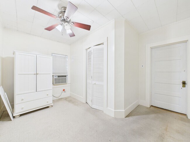 Building Photo - ATTENTION UL STUDENTS!!!!