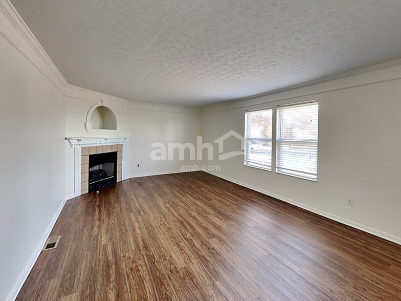 Building Photo - 125 Simsbury Ct