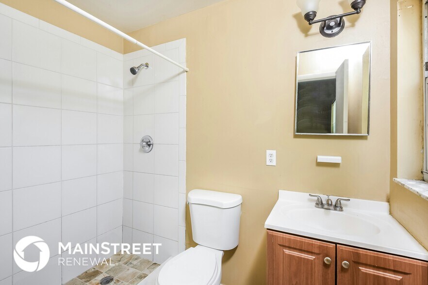 Building Photo - 402 W 17th St