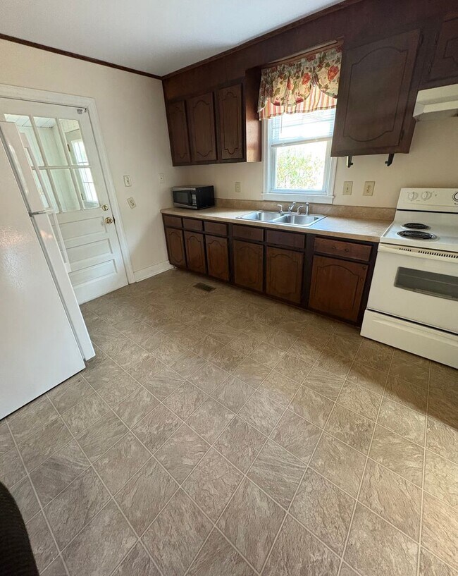 Building Photo - Move in special! First month's rent half o...