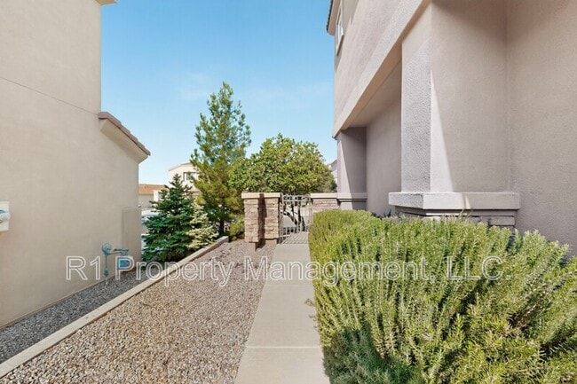Building Photo - 2323 Margarita Dr SE