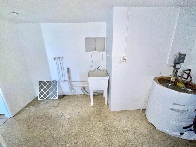 Building Photo - 5702 Moog Rd