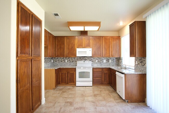 Building Photo - 3 Bedroom 2 bath!