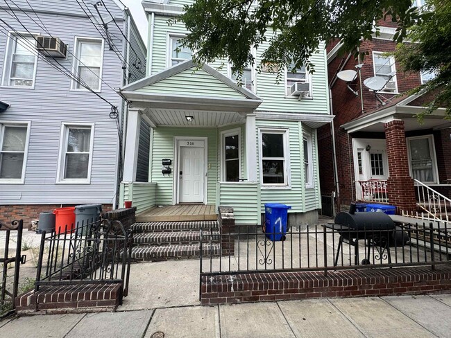 Building Photo - 316 21st St